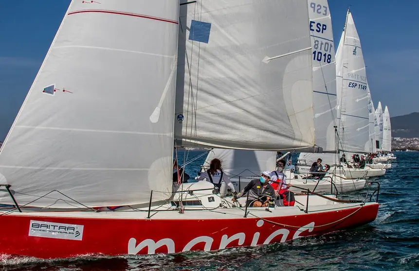 El Marías, en primer plano, fue el vencedor de la primera jornada de la Liga de Invierno Baitra J80.  © ROSANA CALVO. 