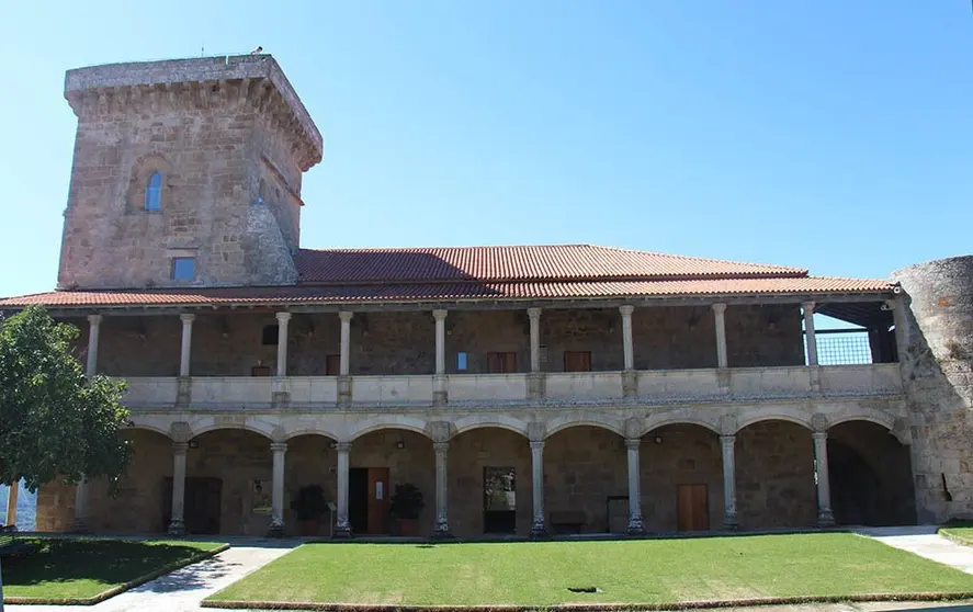 El objetivo de esta inversión en la Fortaleza de Monterrei, actual Parador de Turismo, es mejorar las condiciones de accesibilidad al castillo, así como incorporar redes de canalización y saneamiento.