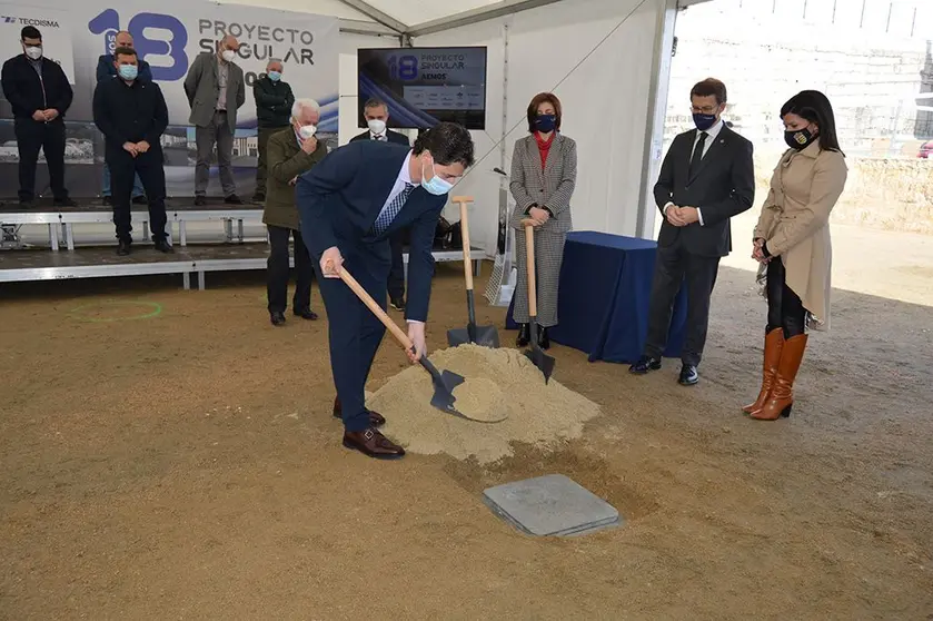 Durante a colocación da primeira pedra da iniciativa PEMOS-18 da Asociación de Empresarios de Mos (AEMOS), o responsable do Executivo galego, que estivo acompañado polo presidente dos empresarios, Manuel Castro, a alcaldesa de Mos, Nidia Arévalo, membros do goberno local e a deputada autonómica Feli Rodríguez.