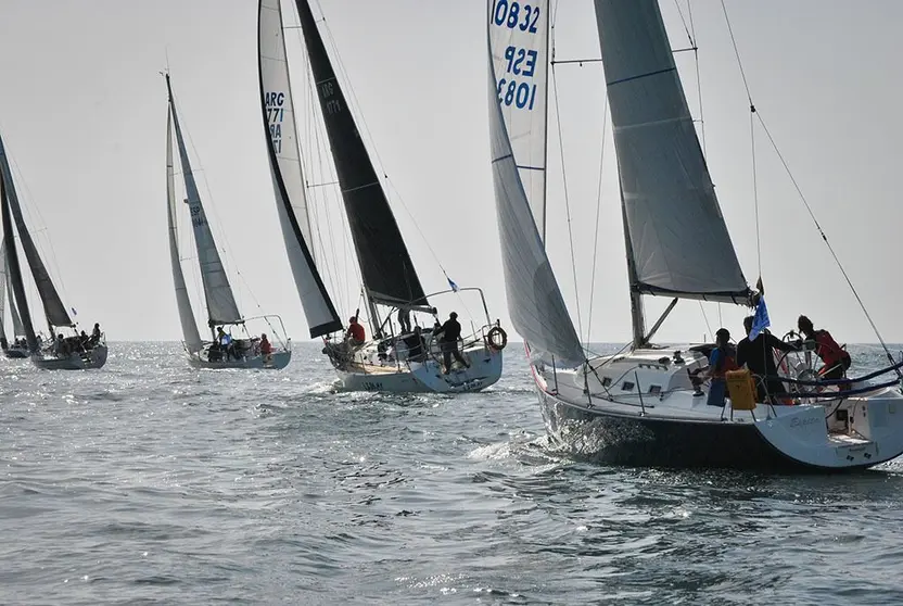 La flota compitiendo durante la primera etapa. © DESMARQUE. 