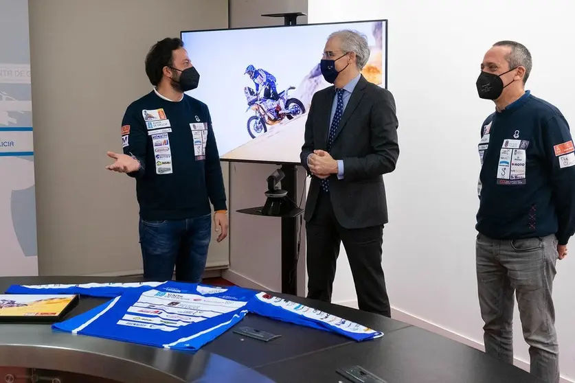   O vicepresidente segundo e conselleiro de Economía, Empresa e Innovación, Francisco Conde, mantén un encontro co piloto do Dakar Eduardo Iglesias. 
