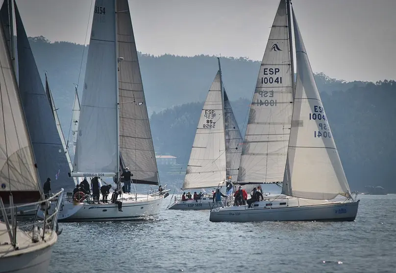 La flota de la Interclubes durante la salida de la segunda etapa en Beluso. © DESMARQUE. 