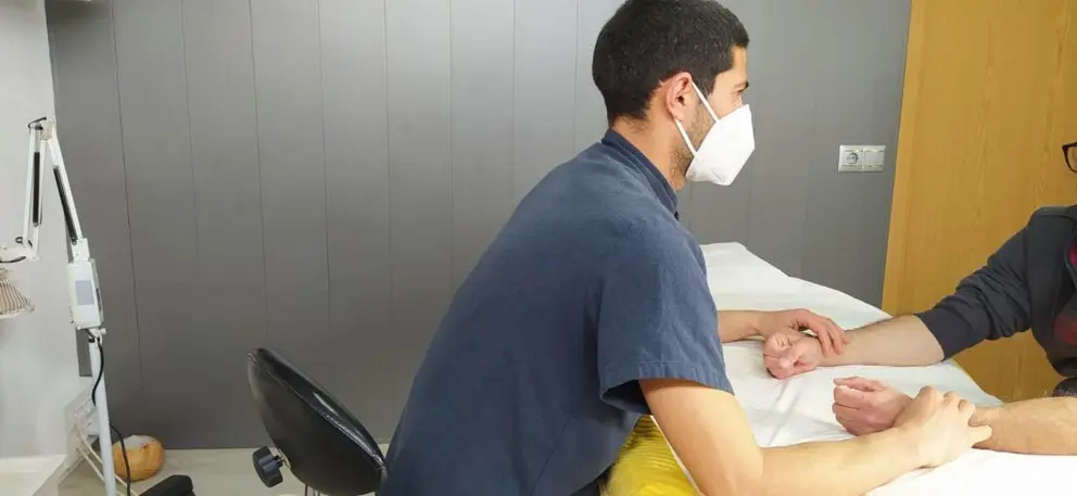 Iago Troncoso, con 34 anos de idade, decantouse por unha clínica de terapias alternativas.