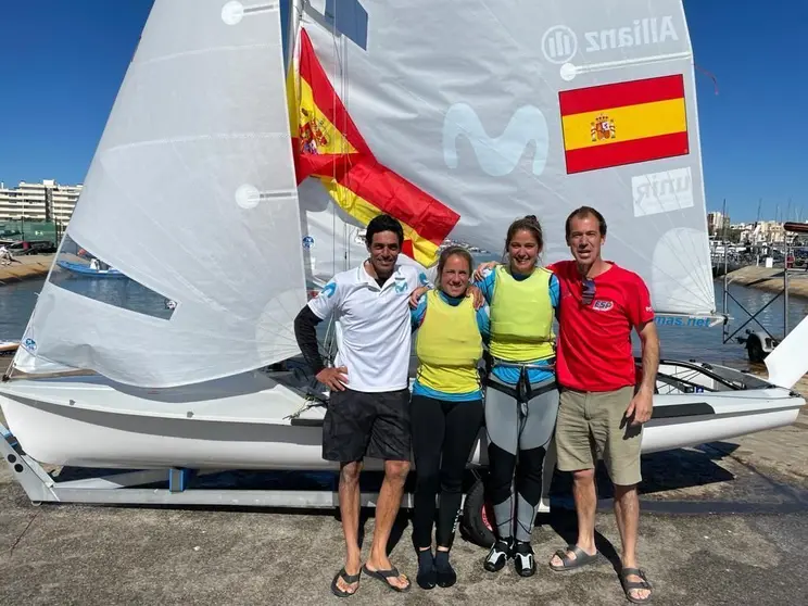 Silvia Mas y Patricia Cantero celebran el oro junto a sus entrenadores Álvaro Marinho y Gustavo Martínez Doreste. 