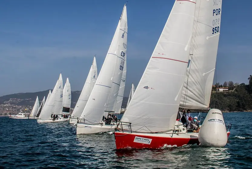 El Marías liderado por Manel Marías saliendo a ras de boya en la Liga de Invierno Baitra J80. ARCHIVO. © ROSANA CALVO.