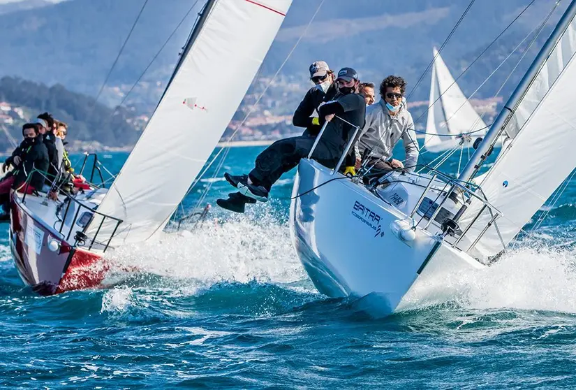 El Okofen de Javier de la Gándara y el Marías de Manuel María en lucha por el primer puesto. © ROSANA CALVO.