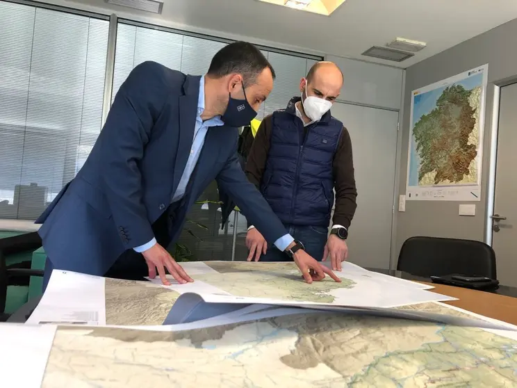 El director del Instituto de Estudios del Territorio, Francisco Barea, se reunió con el presidente de la Federación Gallega de Ciclismo, Juan Carlos Muñiz.