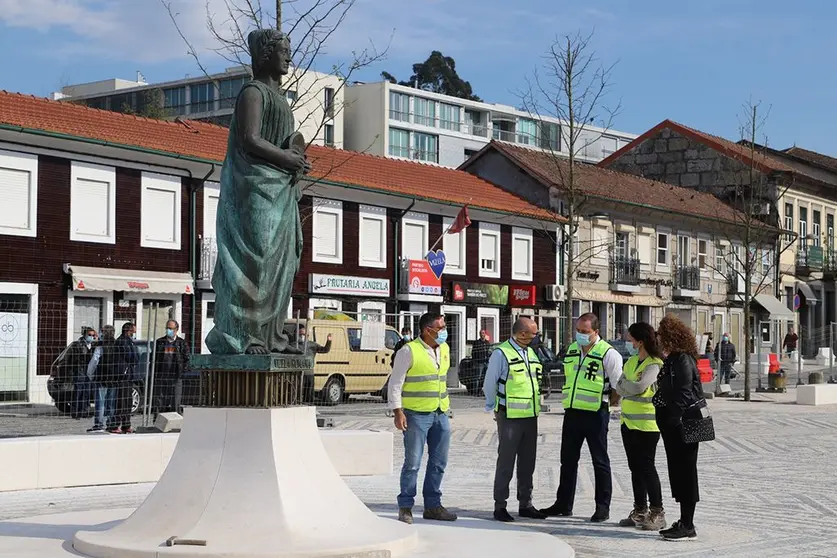 De realçar também a escadaria central no Jardim que, tomando o papel de sua porta principal, conduz ao Jardim, numa interação natural desde aí até à Vizela Romana, agora posicionada na Praça da República, estendendo-se ainda visualmente com o monte do São Bento.