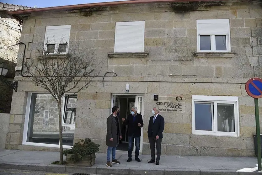 El delegado territorial de la Xunta, Luis López, el gerente del área sanitaria de Vigo, Javier Puente, y el alcalde José Antonio Lorenzo, supervisan la actuación, que permitió ganar casi un 50% de la superficie de atención sanitaria.