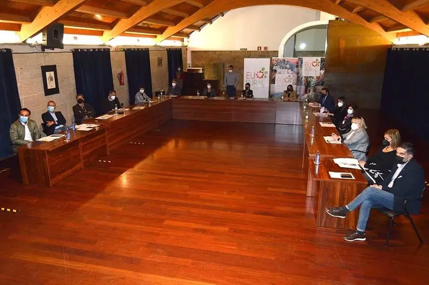 Alcaldes e alcaldesas e concelleiros e concelleiras dos 14 concellos do xeodestino reuníronse este mércores no Pazo de Mos para facer balance dos traballos realizados e traballar na nova programación.