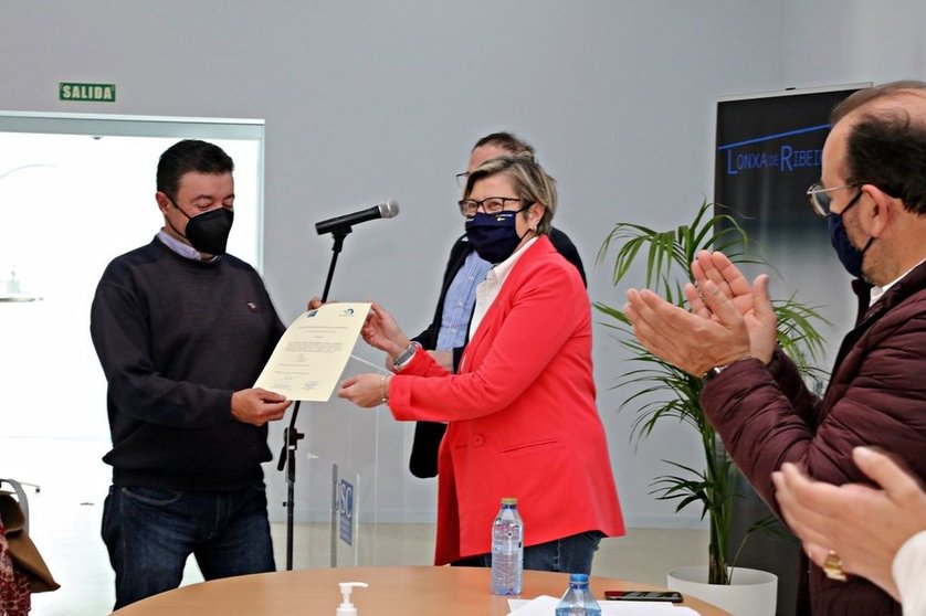 A conselleira do Mar entrega as certificacións de Pescaenverde. 