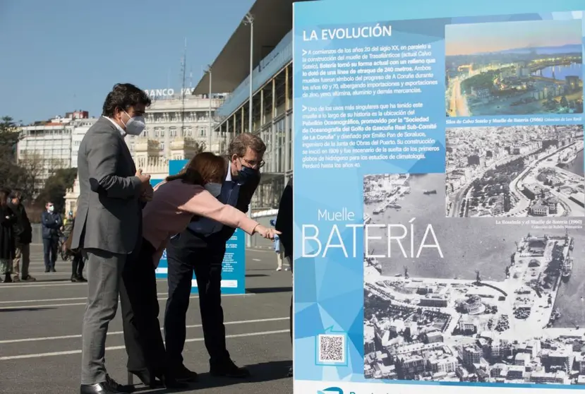 El presidente de la Xunta hizo hoy un recorrido por el muelle y visitó la exposición fotográfica Contra viento marea.