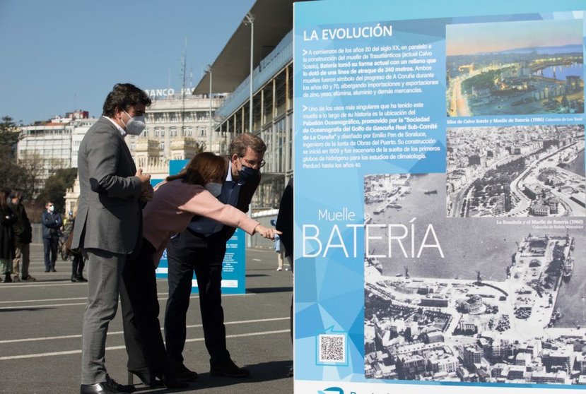 El presidente de la Xunta hizo hoy un recorrido por el muelle y visitó la exposición fotográfica Contra viento marea.