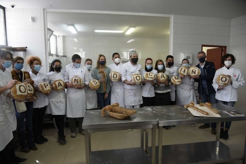 O vicepresidente primeiro, Alfonso Rueda, visitou hoxe en Vigo o obradoiro “Os pans do Camiño”, no que un grupo de mozos está a formarse na elaboración de repostería e panadería ecolóxica.