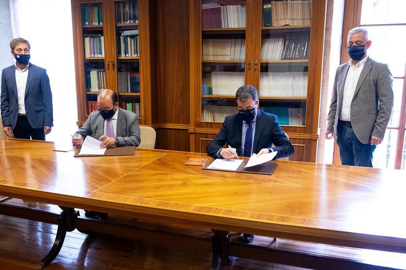 O conselleiro de Cultura, Educación e Universidade, Román Rodríguez, e o reitor da Universidade de Santiago, Antonio López, renovan o convenio ata o ano 2024.
