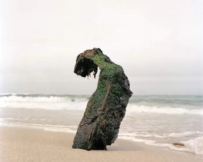 El Museo del Mar de Vigo acoge la exposición Quiebras, una serie fotográfica realizada en un arenal de la Costa da Morte, en la que Manuel Sendón ofrece su visión de los objetos arrastrados por el mar a la costa.