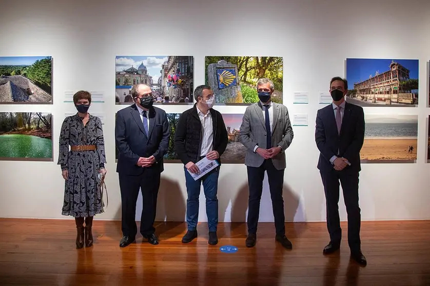 El vicepresidente primero, Alfonso Rueda, y el presidente de Afundación, Miguel Ángel Escotet, inauguraron hoy la muestra, que estará en Santiago de Compostela hasta el 15 de mayo.