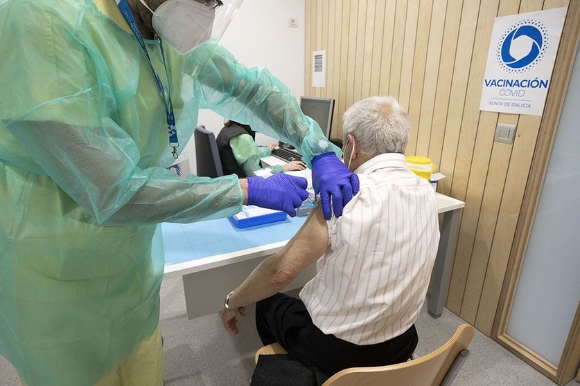 Inicio de la vacunación en mayores de 80 años, en el centro medico do Milladoiro. ARCHIVO.