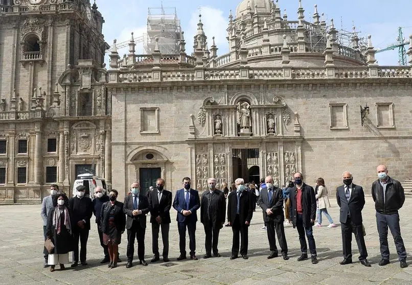 Se realizó una ofrenda floral en la lápida en memoria del homenajeado situada en la capilla de la Concepción de la Catedral de Santiago.