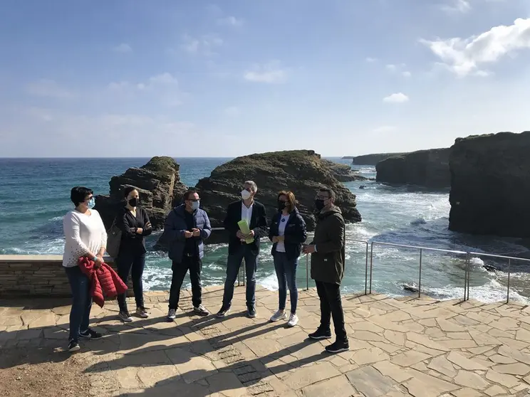 La conselleira de Medio Ambiente, Territorio y Vivienda, Ángeles Vázquez, visitó la playa de las Catedrales en el último día con el acceso sometido a las restricciones.