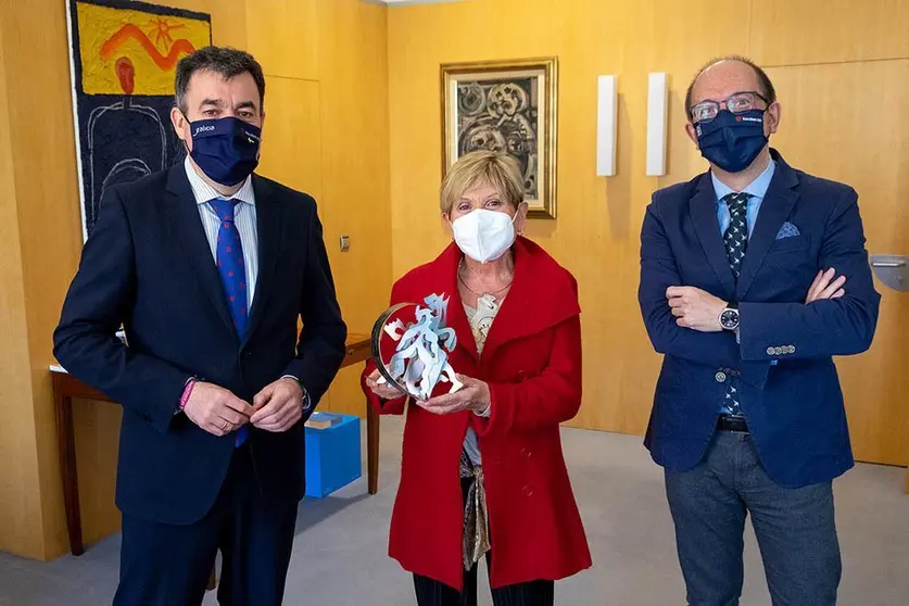 O conselleiro de Cultura, Román Rodríguez, recibe no seu despacho á escultora Soledad Penalta, deseñadora da peza que simbolizará o galardón deste ano.