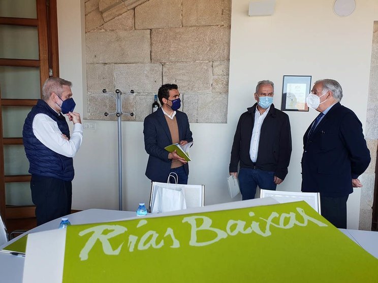 O delegado territorial visita a sede da Denominación de Orixe, no Pazo de Mugartegui de Pontevedra, e reúnese co seu presidente, Juan Gil de Araújo.