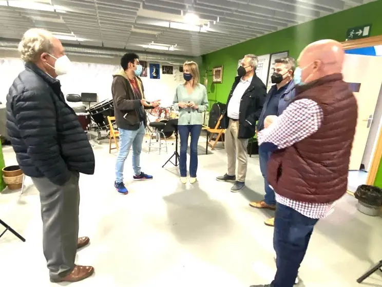 La delegada territorial de la Xunta mantuvo hoy un encuentro con representantes de la S.C.D.R. Helios de Bembrive y miembros de la junta directiva del Ateneo Musical-

