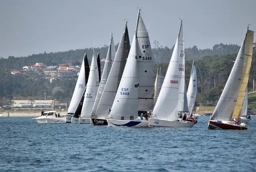 La flota de la Regata Interclubes durante la salida de una etapa anterior © DESMARQUE. 
