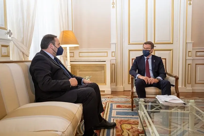 El titular de la Xunta incide en la necesidad de avanzar en la transferencia de la autopista, a través de la celebración de una reunión de la Comisión mixta, como ya se le solicitó al ministro de Política Territorial.