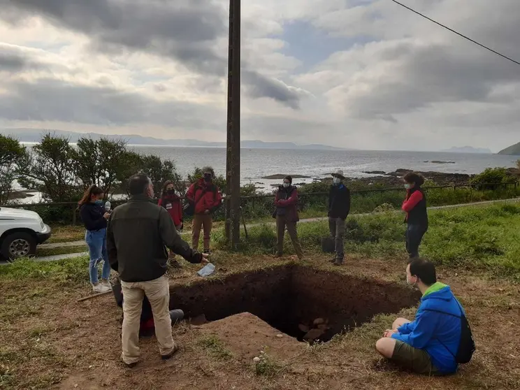 El Grupo de estudios de arqueolog&iacute;a, antig&uuml;edad y territorio (GEAAT) de la Universidad de Vigo realiz&oacute; a lo largo de esta semana en una intervenci&oacute;n arqueol&oacute;gica de limpieza, registro y sondeos en la factor&iacute;a de sala de la playa Canexol.