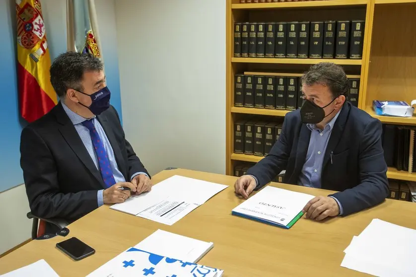 El conselleiro de Cultura, Educación y Universidad, Román Rodríguez, se reunió en el Parlamento con el teniente de alcalde de este ayuntamiento lucense, Eloy Pérez Sindín.