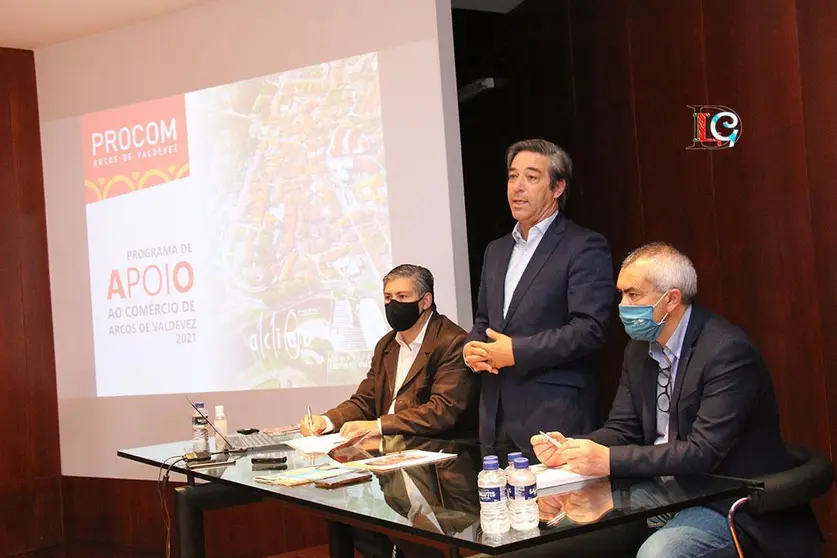  El alcalde de Arcos de Valdevez, João Manuel Esteves (c); el representante de ACIAB, Francisco J. Araújo (i); y el vereador Olegário Gonçalves (d), durante la presentación del PROCOM.