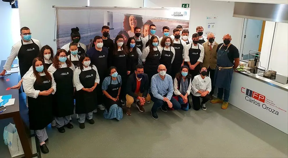 María Varela propuso un menú variado compuesto por platos como carpaccio de gambón y patata paja; tigre rabioso con cuchara; merluza de Celeiro, verduras asadas y limón; capón de corral en escabeche oscuro de higuera y manzana y tarta de queso del Cebreiro y ricos.