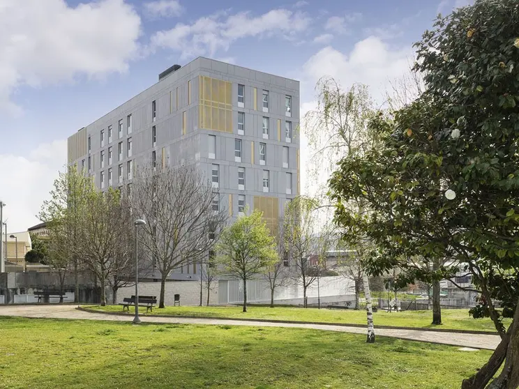 CleceVitam Pardo Bazán, en Vigo, dispone de un total de 93 habitaciones, 47 dobles y 46 individuales.