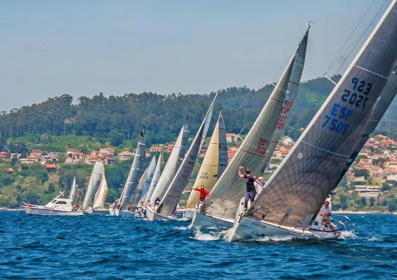 Una de las salidas del Trofeo Comunica desde Vigo rumbo a Baiona. © ROSANA CALVO.