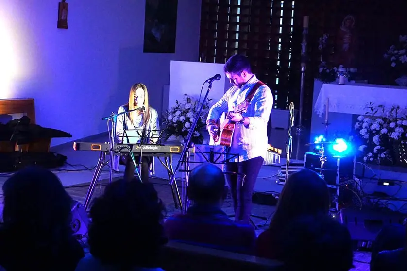 «Te llevaré surge de la necesidad de no vivir para nosotros únicamente nuestra relación con Dios, sino de vivirla de puertas para afuera también», explica Sara que descubrió la fe cuando se comprometió con su parroquia tocando el órgano durante las misas dominicales. 