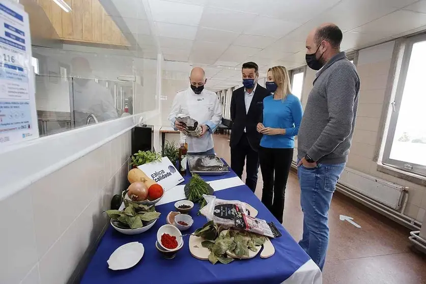 os produtos utilizados nesta ocasión foron patacas de Patatas Conde, pescada de Puerto de Celeiro, touciño entrefebrado Torre de Núñez e vinagre de sidra Maeloc de Customdrinks. 
