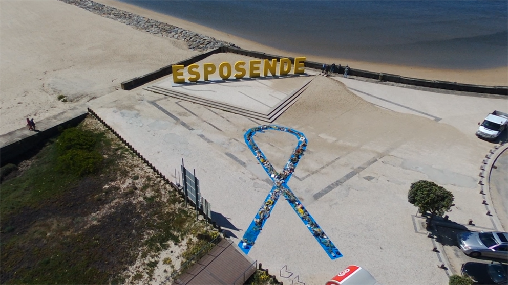 . O laço azul é o símbolo da luta de uma avó, Bonnie Finney, contra os maus-tratos que os seus netos foram alvo. E porquê azul? Porque Bonnie Finney não queria esquecer os corpos cheios de nódoas. O azul, que simboliza a cor das lesões, servir-lhe-ia por isso como uma imagem constante na sua luta na proteção das crianças contra os maus-tratos.