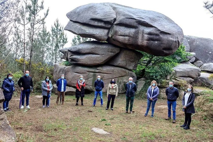 La directora general de Patrimonio Natural, Belén do Campo, recorrió hoy el sendero peatonal que discurre por este espacio junto a los regidores de Laxe y Vimianzo.