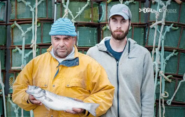Pescadores esponsendenses con un robalo (lubina). 