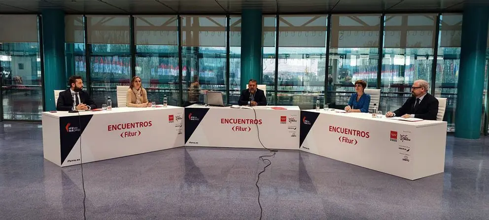 A directora de Turismo de Galicia, Nava Castro, abriu a primeira mesa de debate no que tamén participaron os directores xerais de turismo de Madrid, Castela e León e Murcia.