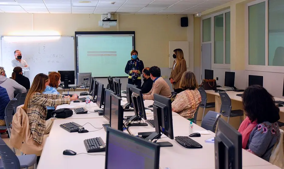 La directora de Turismo de Galicia participó en una de las formaciones que se están ya impartiendo para la mejora de la gestión de restaurantes, en colaboración con la USC.

