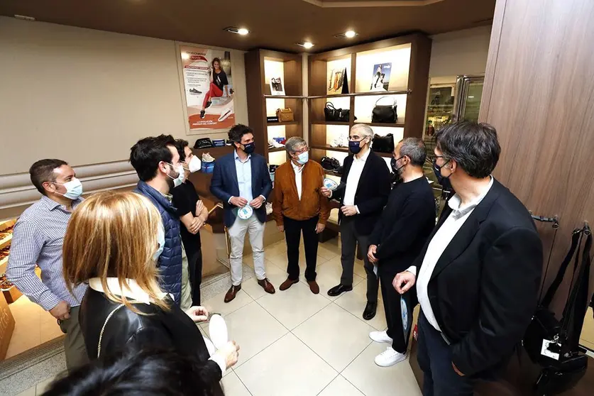 El vicepresidente segundo y conselleiro de Economía, Empresa e Innovación, Francisco Conde, recorrió esta mañana varias de las tiendas de Lugo que participan en este programa.