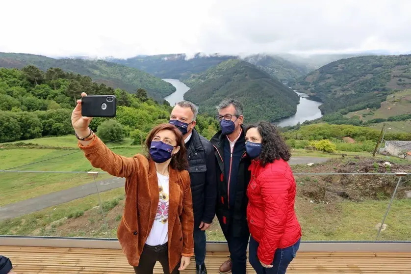 La conselleira de Medio Ambiente, Territorio y Vivienda, &Aacute;ngeles V&aacute;zquez, visit&oacute; hoy el mirador del Cabo del Mundo, en el municipio de O Savi&ntilde;ao.