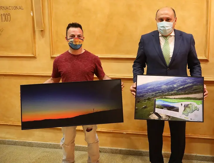 Na foto o alcalde de Arbo, Horacio Gil e o gañador do concurso Rodrigo Novoa. ANXO GUTIÉRREZ.