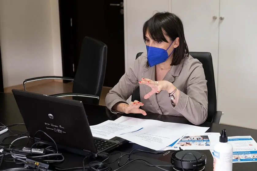 A conselleira de Emprego e Igualdade, María Jesús Lorenzana, presentou hoxe na Mesa do Emprego Autónomo o programa Autónomos Dixitais que busca mellorar o grao de dixitalización dos traballadores por conta propia e brindarlles unha oportunidade para emprender ou reemprender o seu negocio.