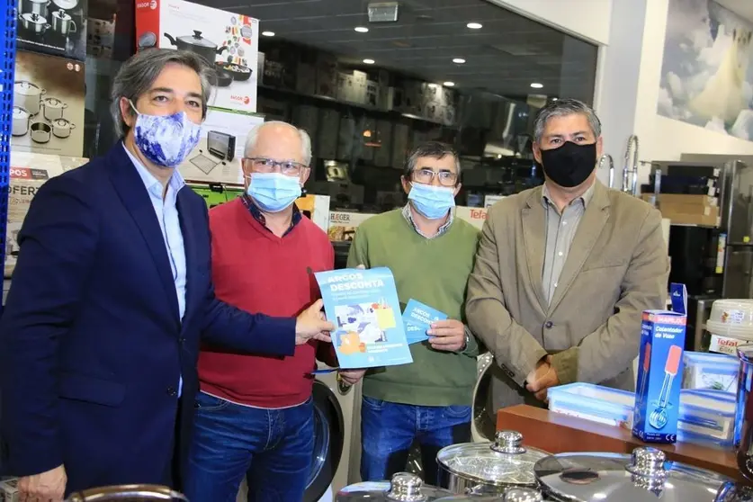 O presidente de Arcos de Valdevez,  João Manuel Esteves, e a representação de comerciantes