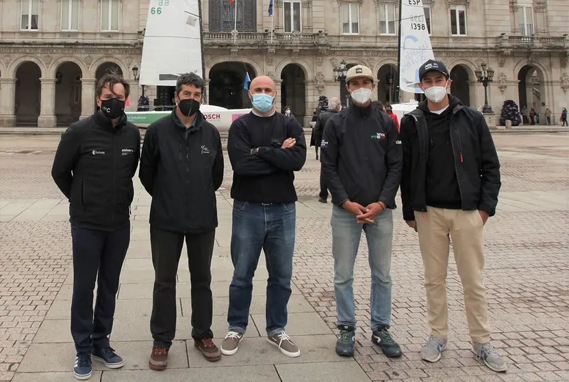 El campeón de España de Finn Miguel Fernandez Vasco con Gonzalo Araujo y tripulantes del Viva México. PEDRO SEOANE. 
