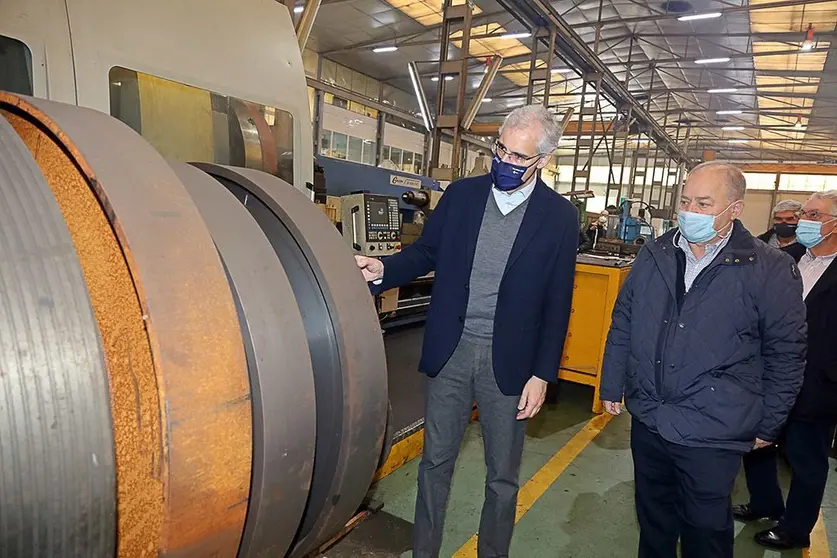 El vicepresidente segundo y conselleiro de Economía, Empresa e Innovación, Francisco Conde, destacó la apuesta de la Administración autonómica por la innovación, la formación y la comercialización de productos de esta industria durante una visita en Valga a Barton Maquinaria.
