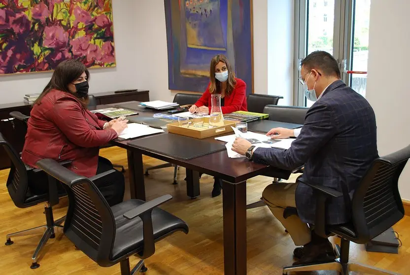 O titular de Medio Rural mantivo unha xuntanza de traballo coa rexedora deste municipio ourensán para coñecer as necesidades e demandas dos seus veciños.